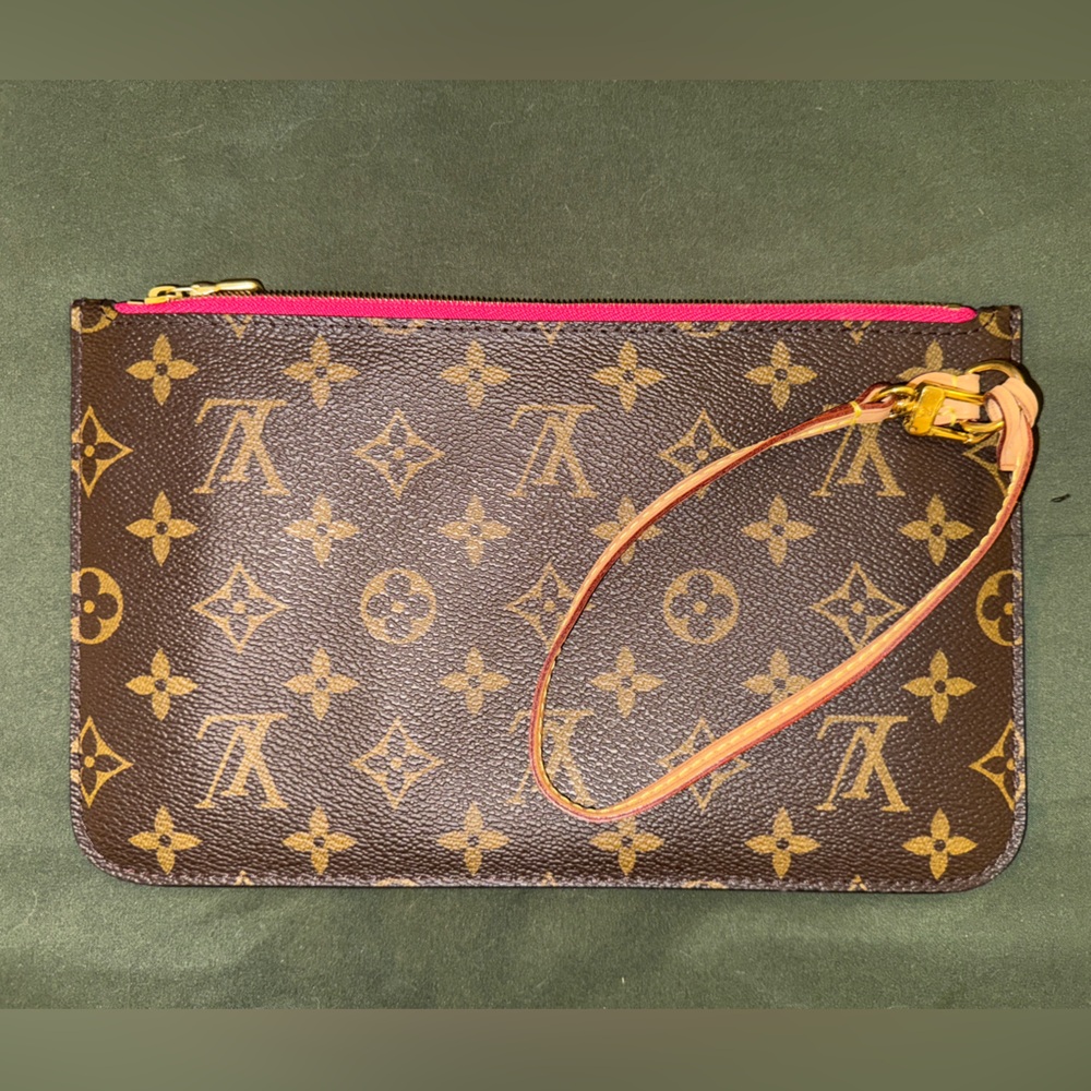 NEW Louis Vuitton Neverfull Wristlet - Picture 3 of 7